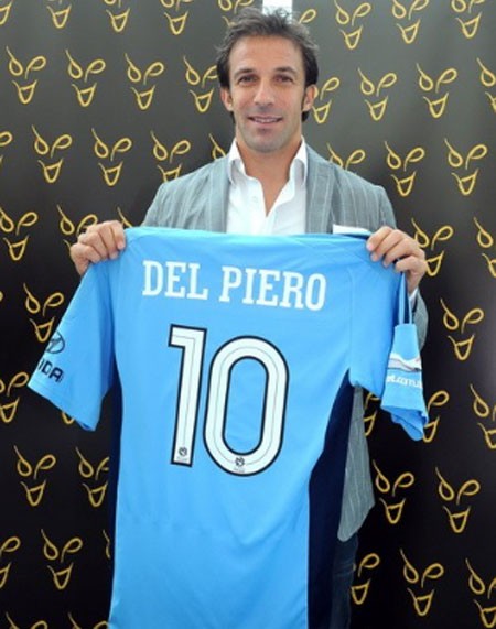 Del Piero đã chính thức ký hợp đồng có thời hạn 2 năm với Sydney FC với mức lương anh nhận được là 2 triệu euro/năm. Ở CLB mới, Del Piero vẫn được khoác chiếc áo số 10 quen thuộc của mình....